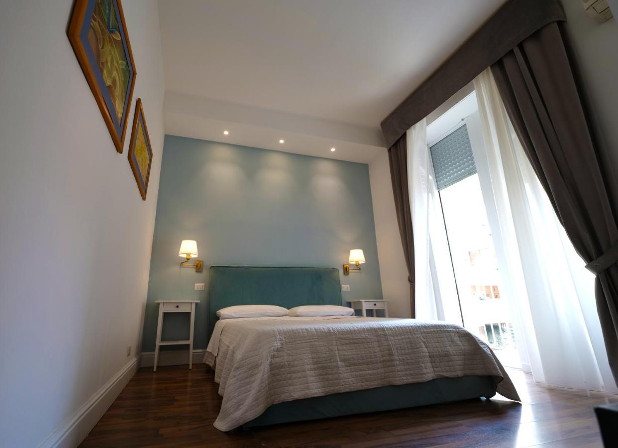 Wake Up In Couette-café Naples